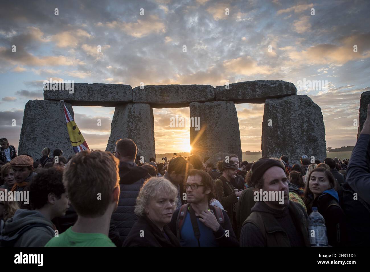 General view of the sun rising and shining through the stones at Stonehenge on the morning of the Summer Solstice at Stonehenge - Salisbury Stock Photo