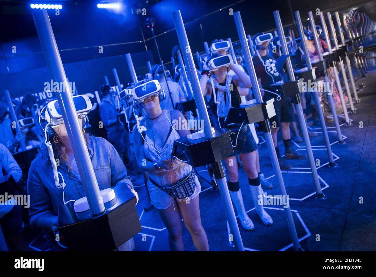 Festival goers experince the Samsung hypercube VR on day 4 of Bestival 2016, Robin Hill Country Park on the Isle of Wight. Wight.Picture Date: Saturday 10th September 2016.  Photo credit should read:  David Jensen/EMPICS Entertainment Stock Photo