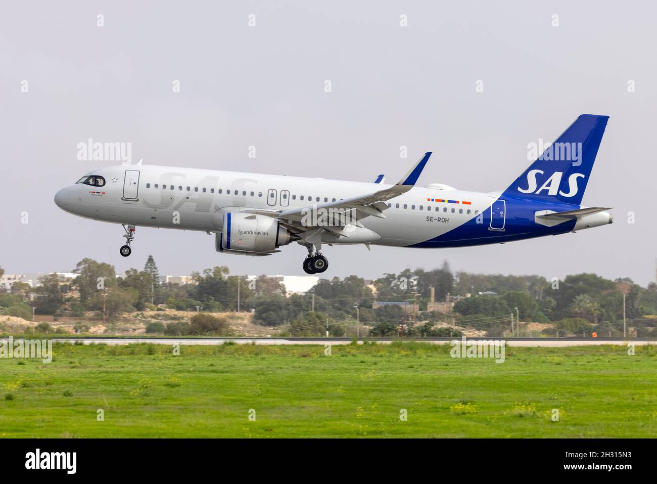 Scandinavian Airlines - SAS Airbus A320-251N (REG: SE-ROH) with an updated colour scheme on finals runway 31. Stock Photo