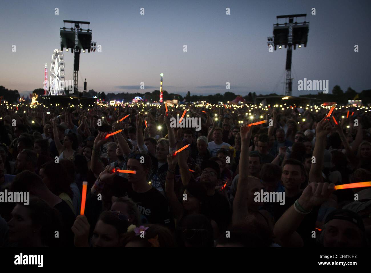 Festival goers hold up glow sticks in the mainstage arena in aid of  Stand up for Cancer on day 3 of the Isle of Wight Festival 2017, Seaclose Park, Isle of Wight. Picture date: Saturday 10th June 2017.  Photo credit should read: Â© DavidJensen/EMPICS Entertainment Stock Photo