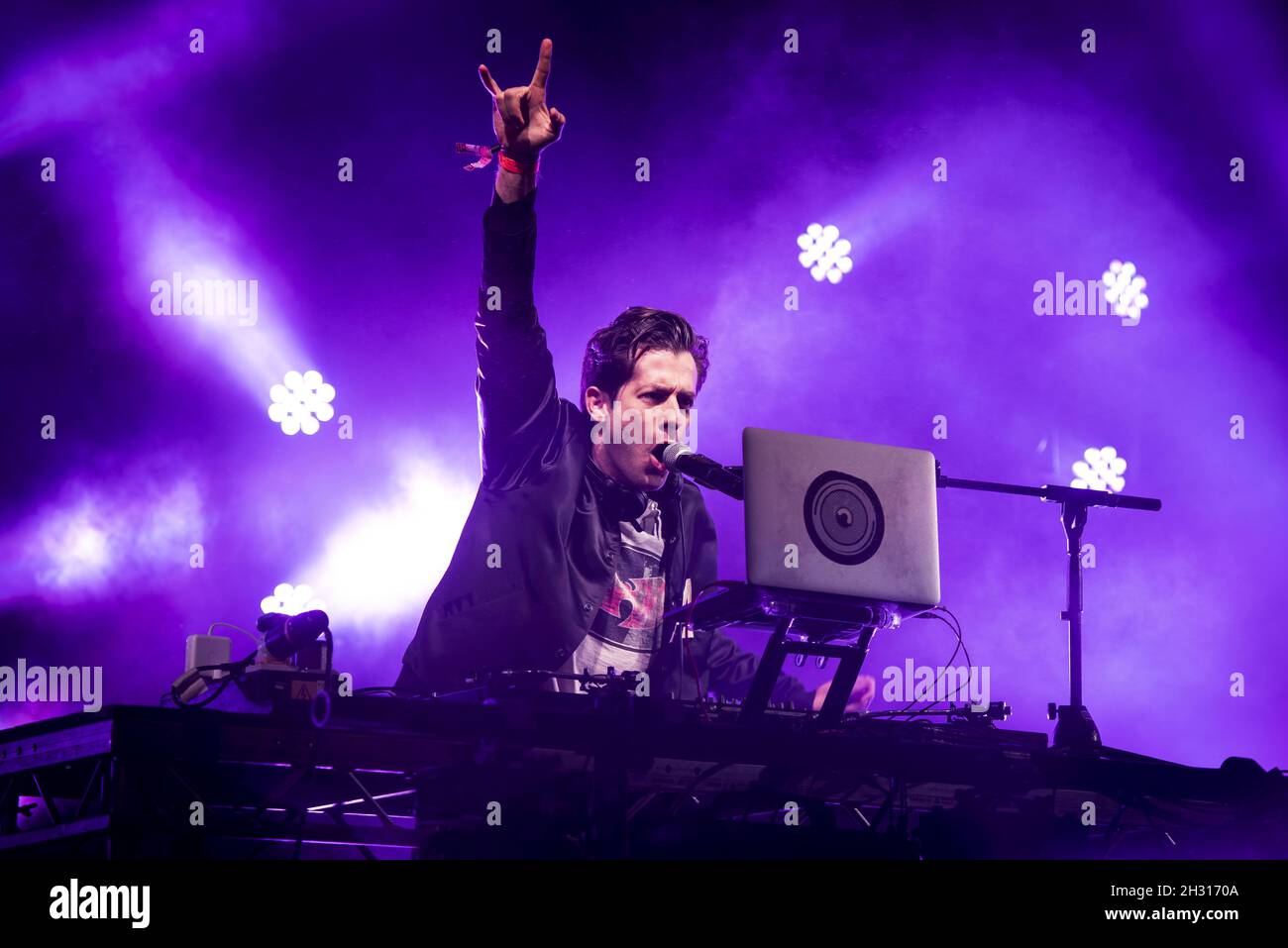 Mark Ronson dj set on stage at Lulworth Castle - Wareham. Picture date: Friday 28th July 2017. Photo credit should read: David Jensen/EMPICS Entertainment Stock Photo
