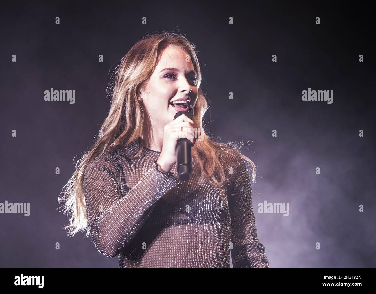 Zara Larsson performs live on stage at the Eventim Apollo, Hammersmith,  London. Picture date: Tuesday 24th October 2017. Photo credit should read:  © David Jensen/EMPICS Entertainment Stock Photo - Alamy