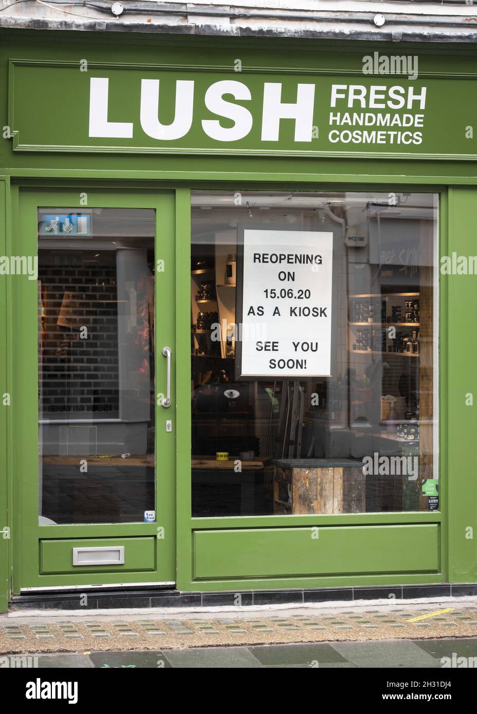 London lush store hi-res stock photography and images - Alamy