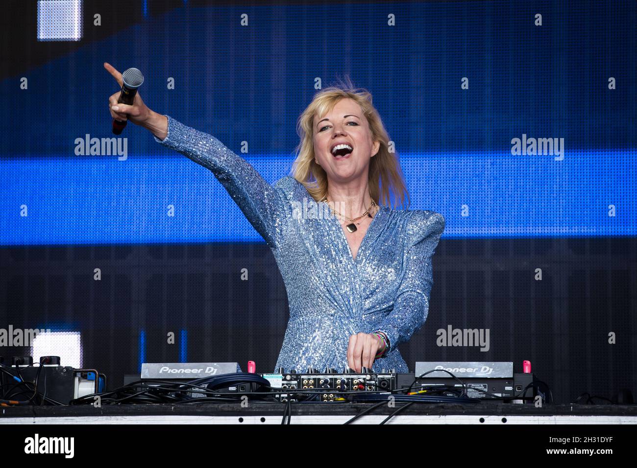 Sara Cox DJ's on the Castle Stage at Camp Bestival 2021 at Lulworth Castle - Wareham. Picture date: Saturday 31st July 2021. Photo credit should read: David Jensen/EMPICS Entertainment Stock Photo