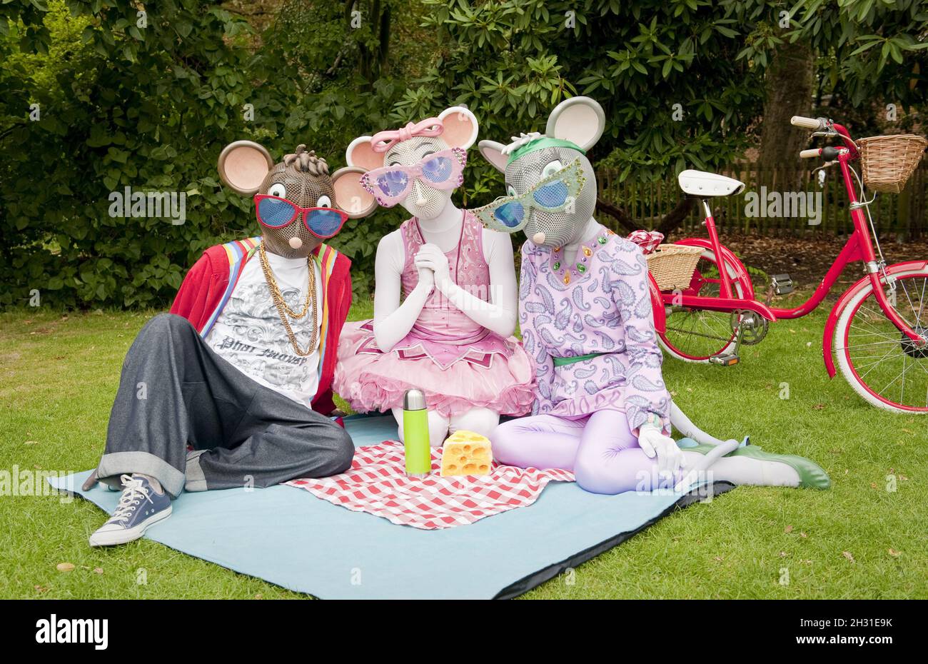 Angelina Ballerina, AJ the Hip Mouse and Miss Mimi take time out from their performances at Holland park Opera to take a picnic Stock Photo - Alamy