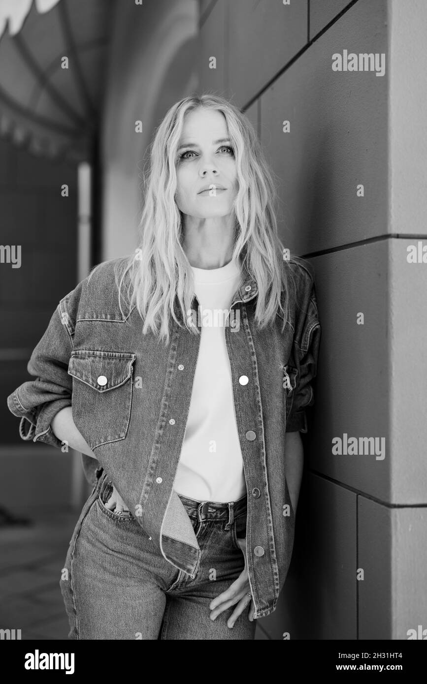 Cologne, Germany. 03rd Sep, 2021. ATTENTION: THIS ARTICLE MAY NOT BE PUBLISHED BEFORE THE BLOCKING DEADLINE, 10.11.2021, 0.00 A.M.! Ilse deLange, musician and singer, photographed in the set of the RTL TV series 'Unter Uns', where she has a guest appearance. Credit: Rolf Vennenbernd/dpa/Alamy Live News Stock Photo