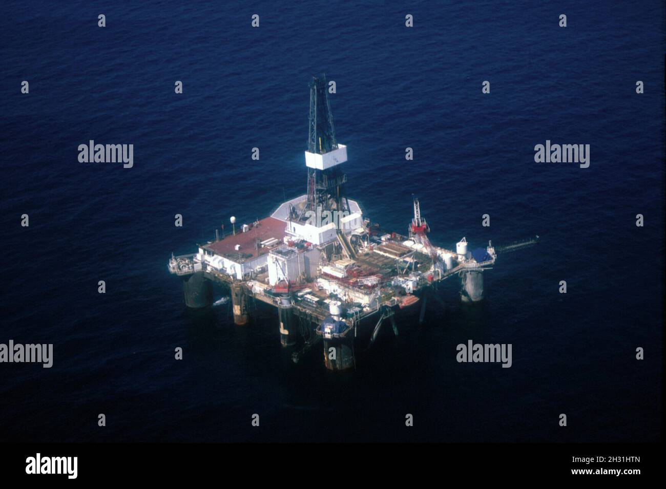 Semi sub oil rig hires stock photography and images Alamy