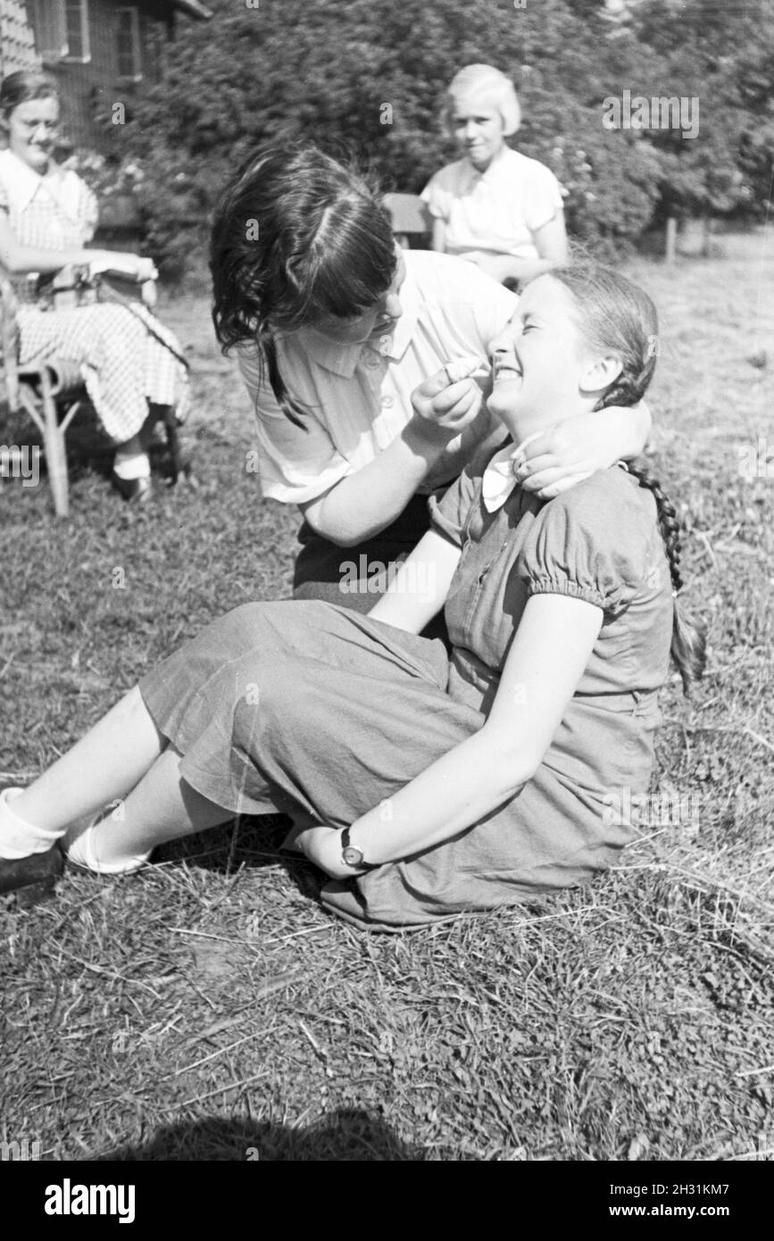 Schülerinnen des Kolonial Schülerheims Harzburg während ihrer Freizeit, Deutsches Reich 1937. Students of the colonial residential school Harzburg having a break; Germany 1937. Stock Photo