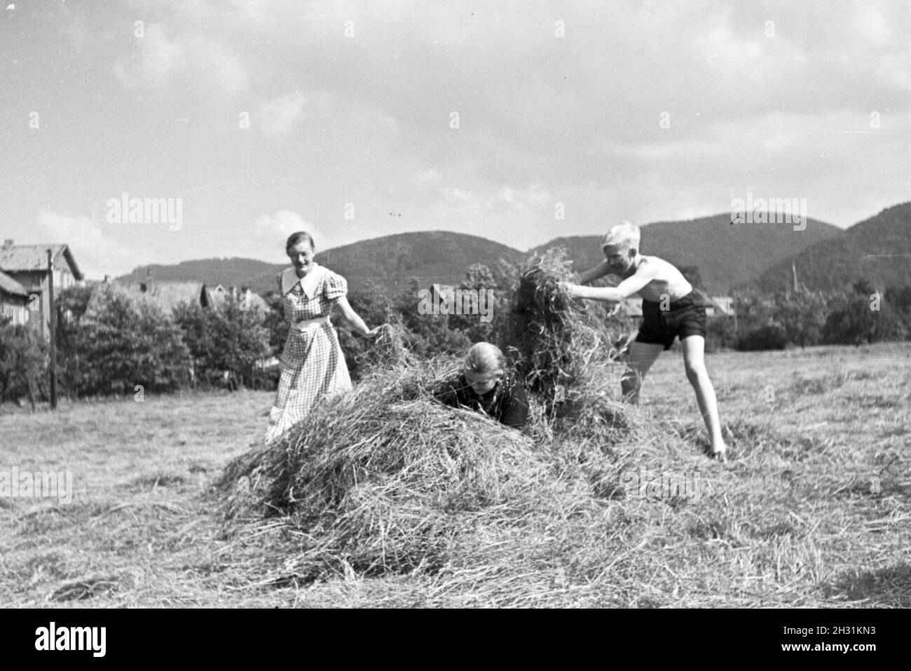 Schülerinnen des Kolonial Schülerheims Harzburg bei der Arbeit, Deutsches Reich 1937. Students of the colonial residential school Harzburg at work; Germany 1937. Stock Photo