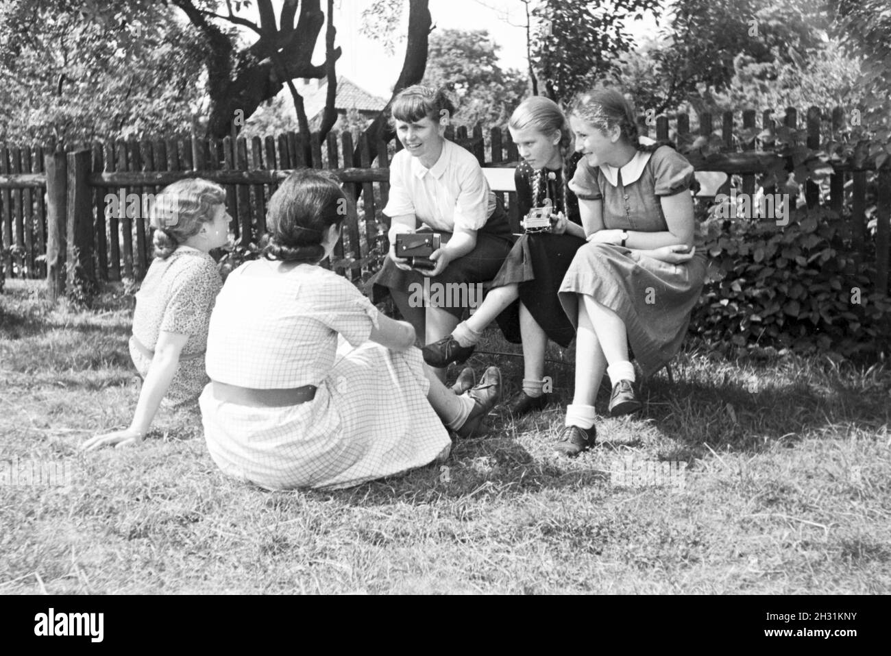 Schülerinnen des Kolonial Schülerheims Harzburg während einer Pause, Deutsches Reich 1937. Students of the colonial residential school Harzburg having a break; Germany 1937. Stock Photo