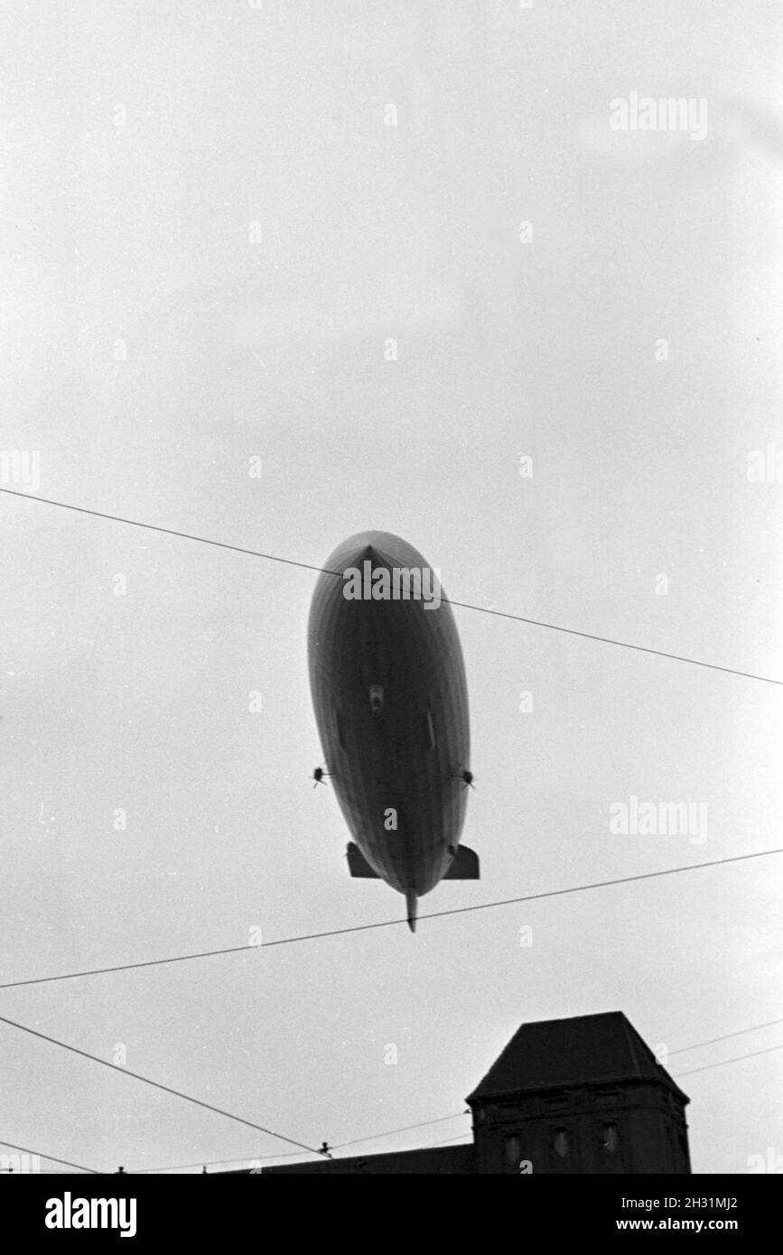 Zeppelin Hindenburg LZ 129 bei der Olympiafahrt über Berlin, Deutschland 1930er Jahre. Zeppeilin Hindenburg LZ 129 at its olympic ride over Berlin, Germany 1930s. Stock Photo
