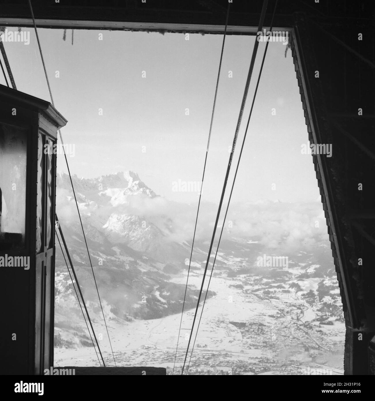 Blick aus einer Seilbahnstation, Deutschland 1930er Jahre. View from a ropeway station down in the valley, Germany 1930s. Stock Photo