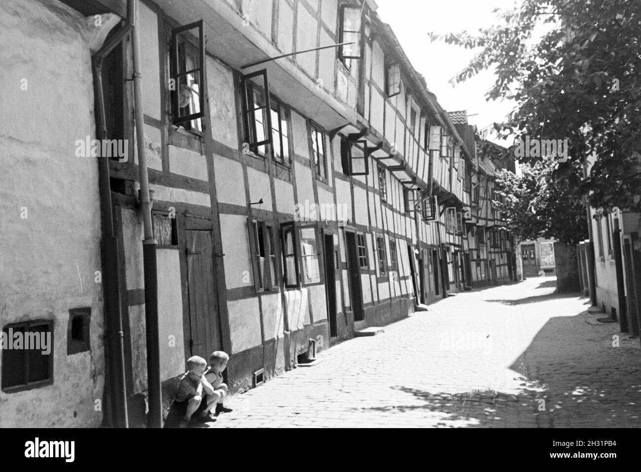 Eine Straße mit Fachwerkhäusern in Bruchsal, Deutschland 1930er Jahre. A street with half timbered buildings in Bruchsal, Germany 1930s. Stock Photo