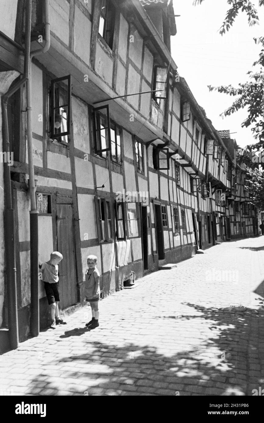 Eine Straße mit Fachwerkhäusern in Bruchsal, Deutschland 1930er Jahre. A street with half timbered buildings in Bruchsal, Germany 1930s. Stock Photo