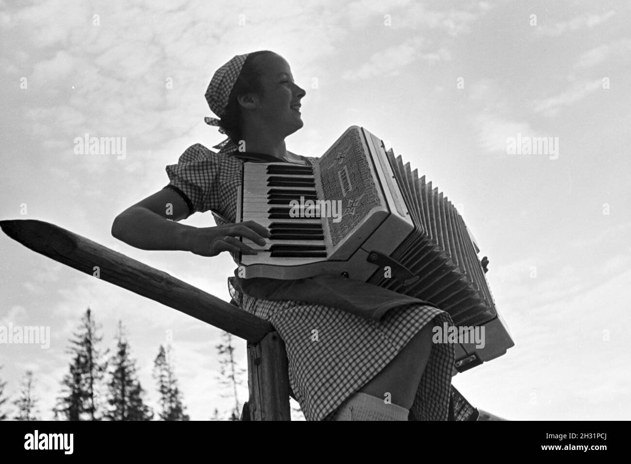 Porträt einer jungen Akkordeonspielerin im Nordschwarzwald, Deutschland 1930er Jahre. Portrait of a young accordion player in the Northern Black Forest, Germany 1930s. Stock Photo