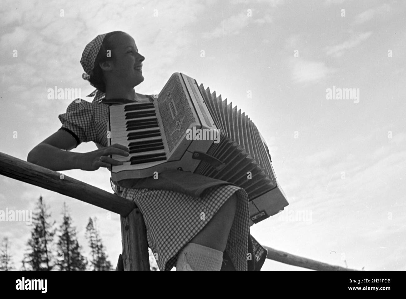 Porträt einer jungen Akkordeonspielerin im Nordschwarzwald, Deutschland 1930er Jahre. Portrait of a young accordion player in the Northern Black Forest, Germany 1930s. Stock Photo