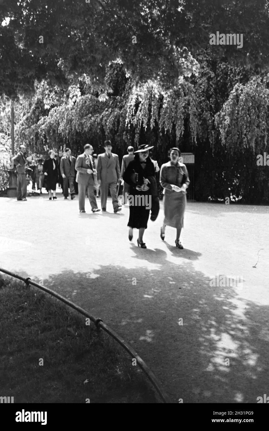 Die Lichtentaler Allee in Baden-Baden ist ein beliebtes und häufig besuchtes Ziel für Spaziergänger, Deutschland 1930er Jahre. The Lichtentaler Allee in Baden-Bade is a popular and well-frequented place for strollers, Germany 1930s. Stock Photo