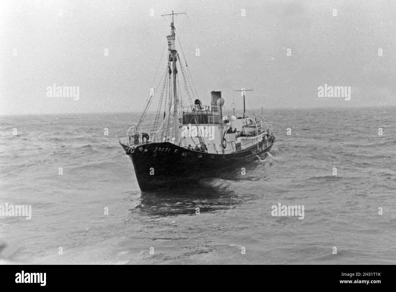 Das Fangboot 'Treff VI' vom Mutterschiff 'Jan Wellem' der deutschen Walfangflotte in der Arktis, 1930er Jahre. Whaling boat 'Treff VI' of mother ship 'Jan Wellem' of the German whaling fleet at the Arctic Sea, 1930s. Stock Photo