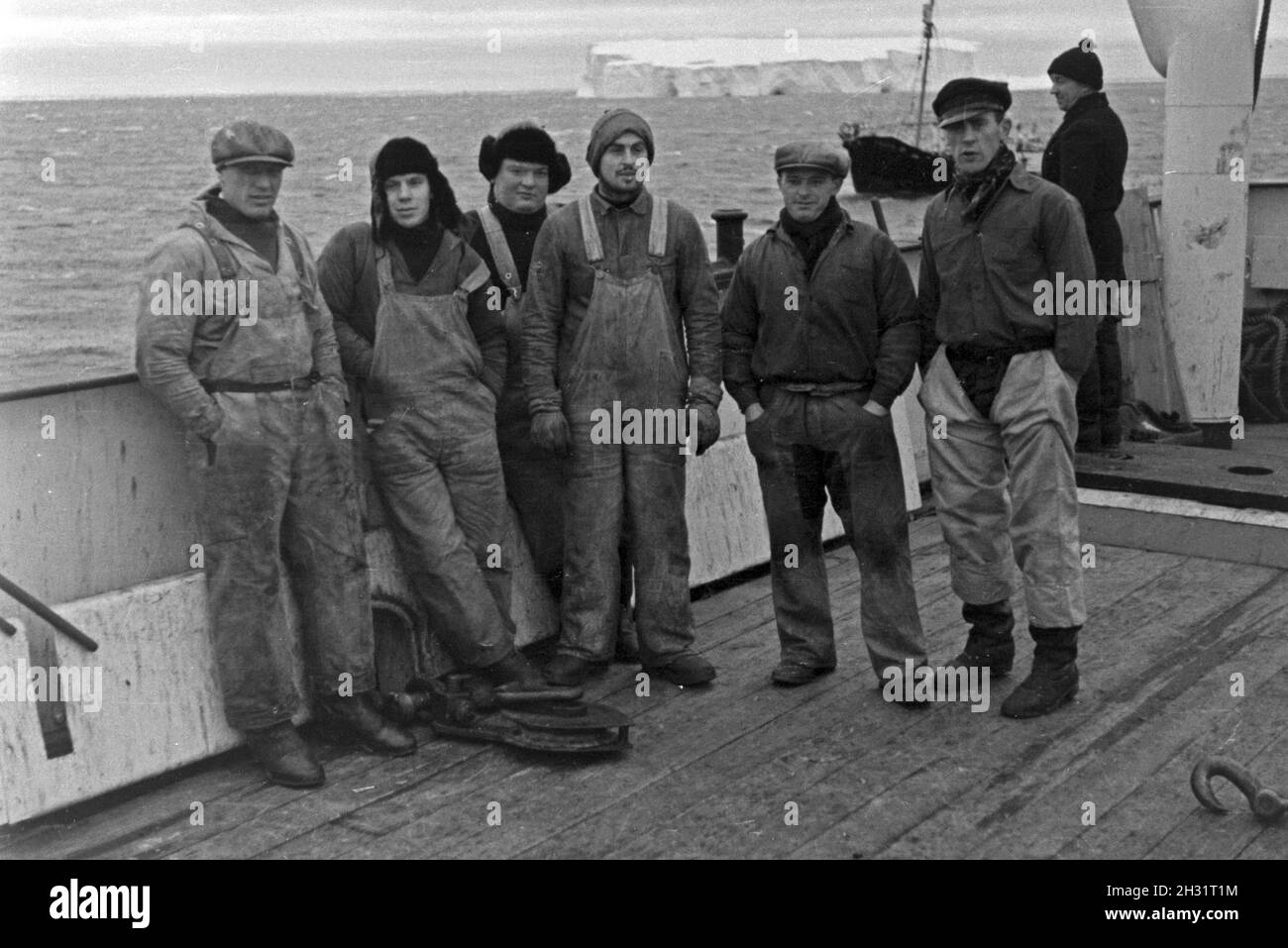 Männer der Besatzung des Fabrikschiffes 'Jan Wellem' der deutschen Walfangflotte auf dem Eismeer in der Arktis, 1930er Jahre. Crew members of the factory vessel 'Jan Wellem' of the German whaling fleet on thei Arctic Sea, 1930s. Stock Photo