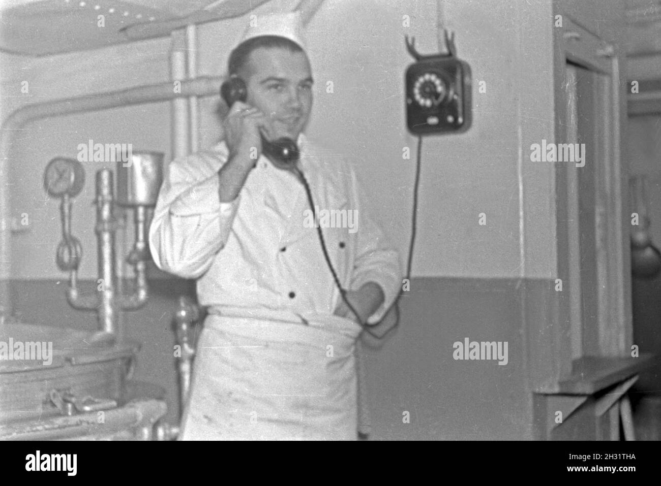 Anruf für den Schiffskoch des Walfangfabrikschiffs 'Jan Wellem', 1930er Jahr. Phonecall for the ship's cook of the factory vessel 'Jan Wellem', 1930s. Stock Photo