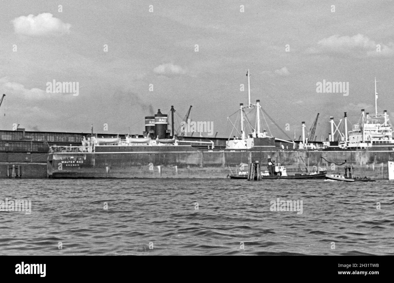 Ein Schiff der Walter Rau Walfang AG im Hafen von Hamburg, Deutschland 1930er Jahre. A factory vessel of the Walter Rau Walfang AG at Hambrg port, Germany 1930s. Stock Photo