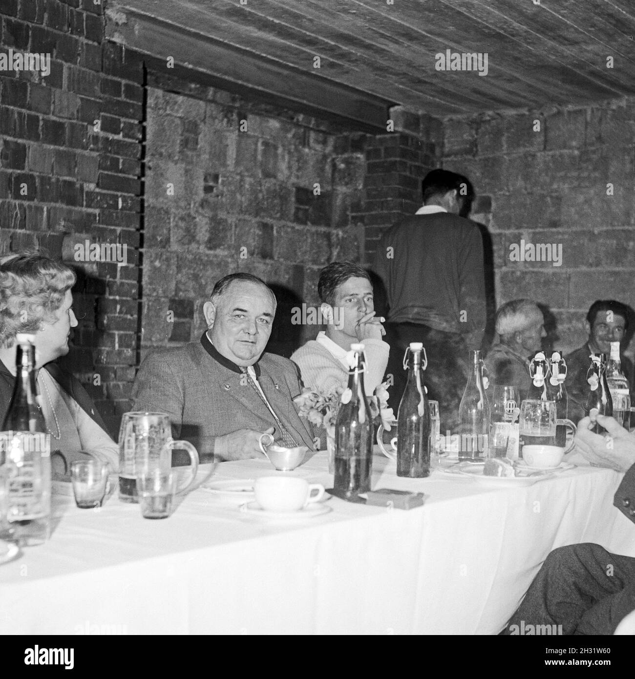 Eine Familie feiert mit Freunden das Richtfest ihres Hauses