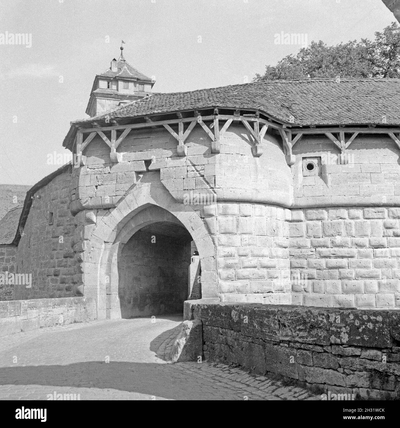 Historische Stadtmauer mit einem Tunnel als Zugang, Deutschland 1957. Historic city wall with a tunnel as an entrance, Germany 1957. Stock Photo