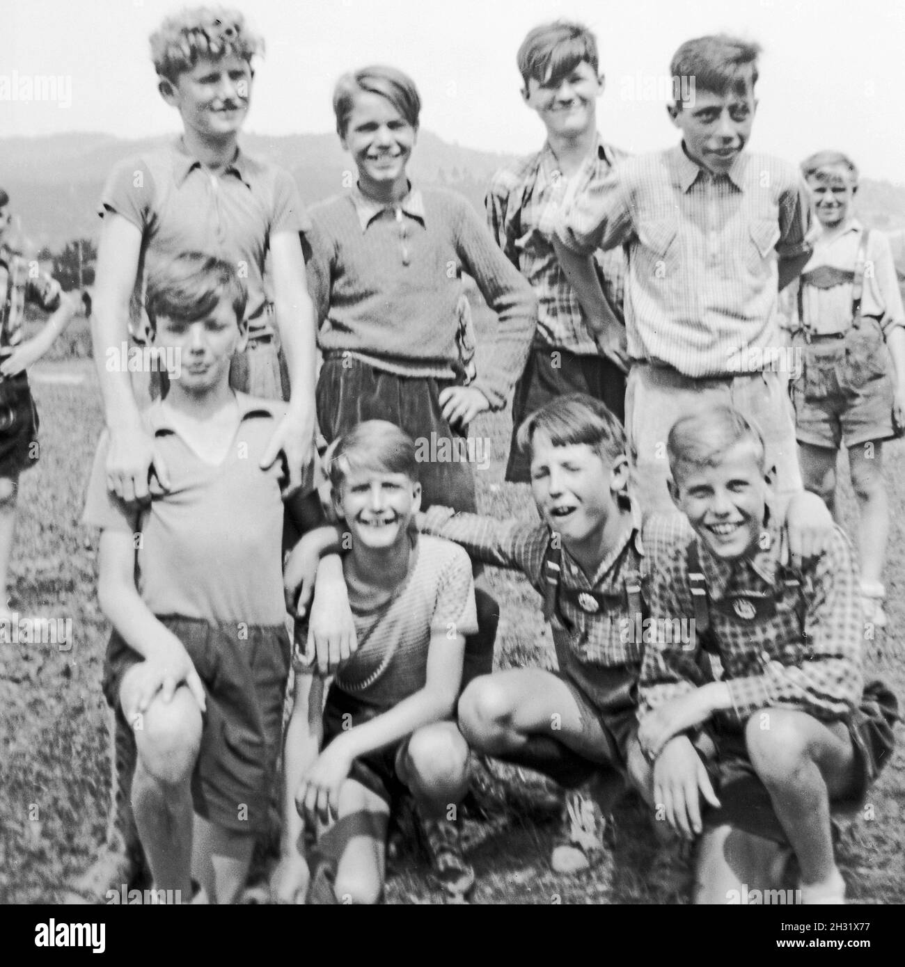 Auf dem Sportplatz Jungen in einer Fußballmannschaft, Deutschland 1952