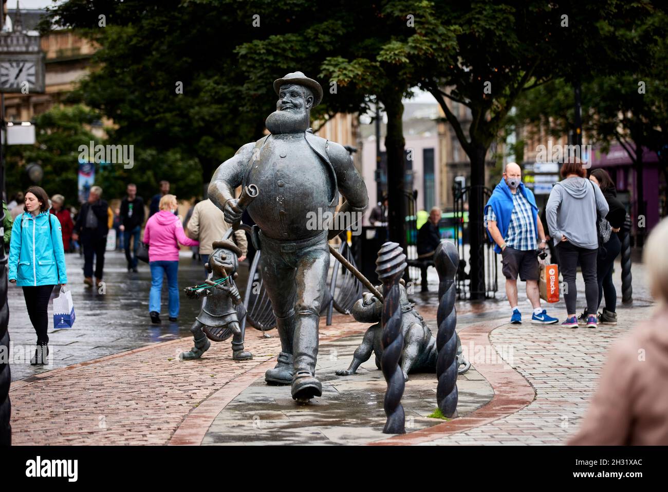 Dundee, Scotland, Desperate Dan, faithful pooch Dawg, and catapult-wielding Minnie the Minx STATUE by artists Tony and Susie Morrow Stock Photo
