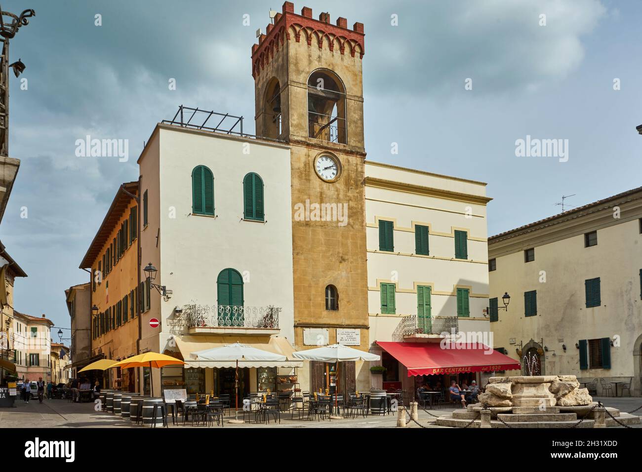 Palazzo del Capitano del Popolo, Piazza Mazzini mit Brunnen, Altstadt, Castiglione del Lago, Umbrien, Italien Stock Photo