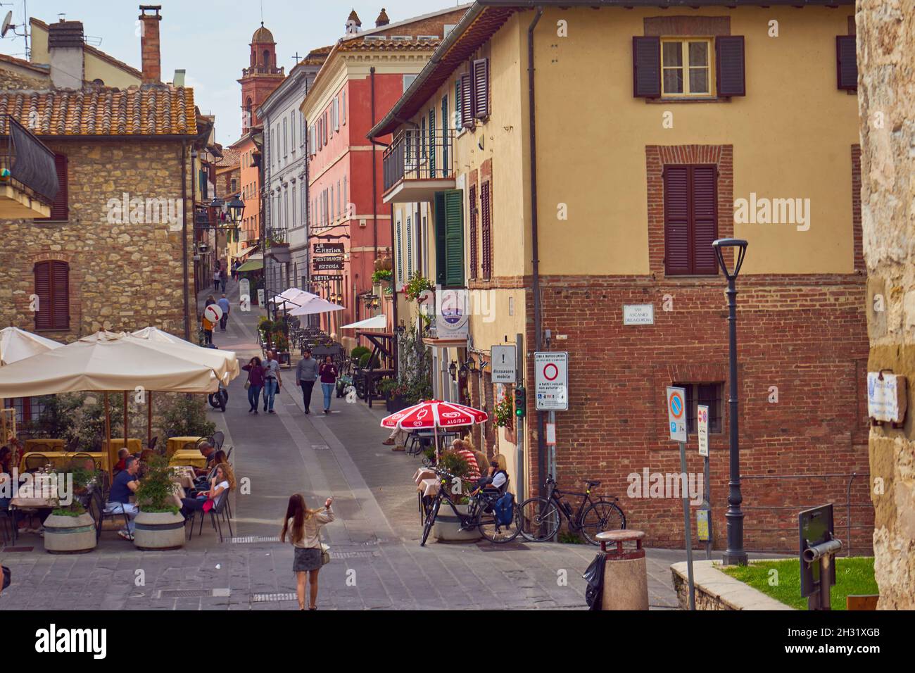 Altstadt, Straße mit Restaurants und Geschäften, Castiglione del Lago, Umbrien, Italien Stock Photo