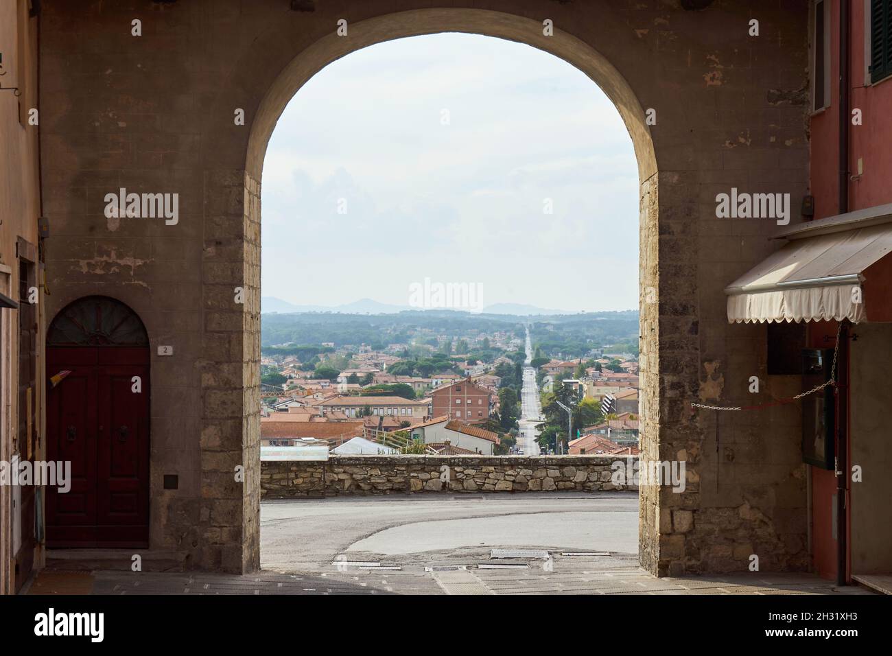 Tor der Stadtmauer der Altstadt von Castiglione del Lago mit Blick auf die Neustadt, Umbrien, Italien Stock Photo