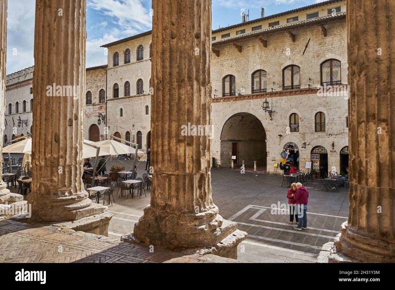 Säulen des Tempel der Minerva, heute Kirche Santa Maria Sopra Minerva, gegenüber der Palazzo dei Priori auf der Piazza del Commune, Assisi, Italien Stock Photo