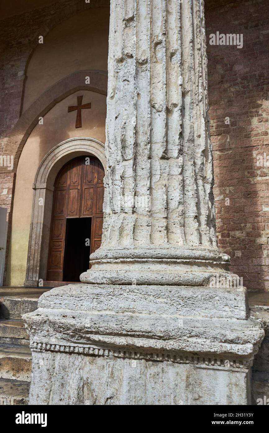 Säule von dem ehemaligen Tempel der Minerva, heute die Kirche Santa Maria Sopra Minerva, Piazza del Comune, Assisi, Umbrien, Italien, Europa Stock Photo