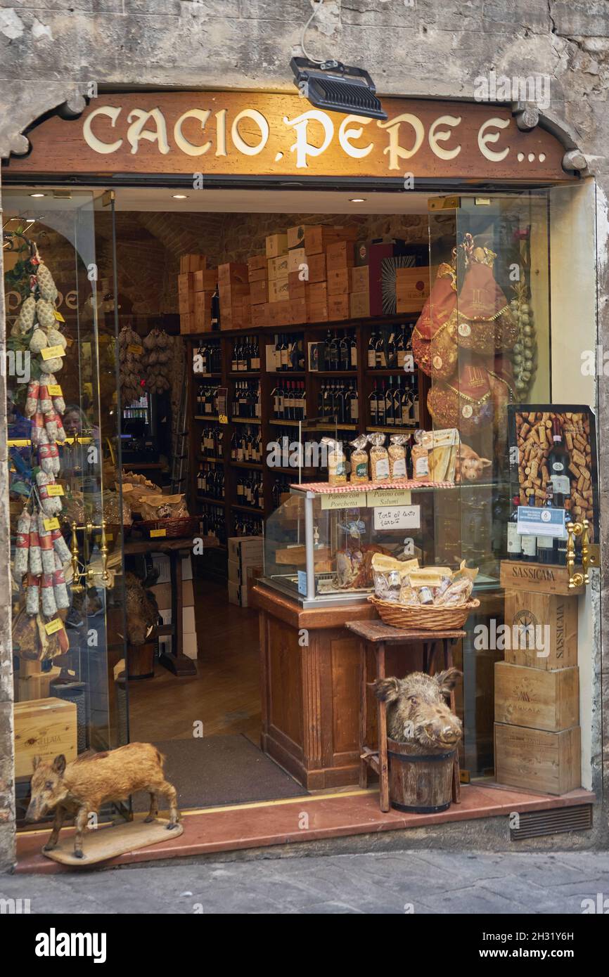 Geschäft mit lokalen Spezialitäten und Andenken, Via Portica, Assisi, Umbrien, Italien, Europa Stock Photo