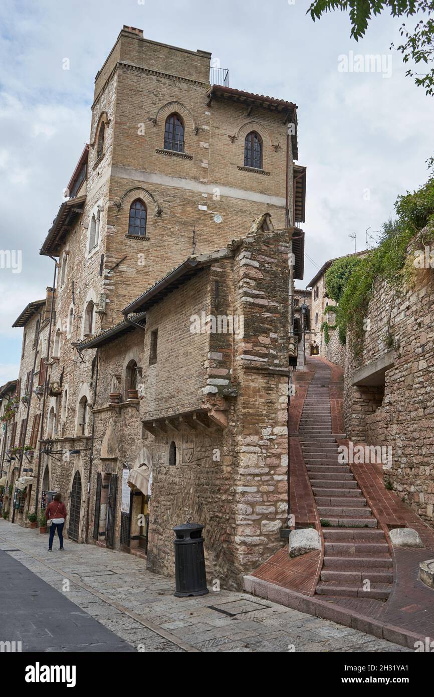 Treppe und mitelalterliche Gebäude an der Via San Francesco, Assisi, Umbrien, Italien, Europa Stock Photo