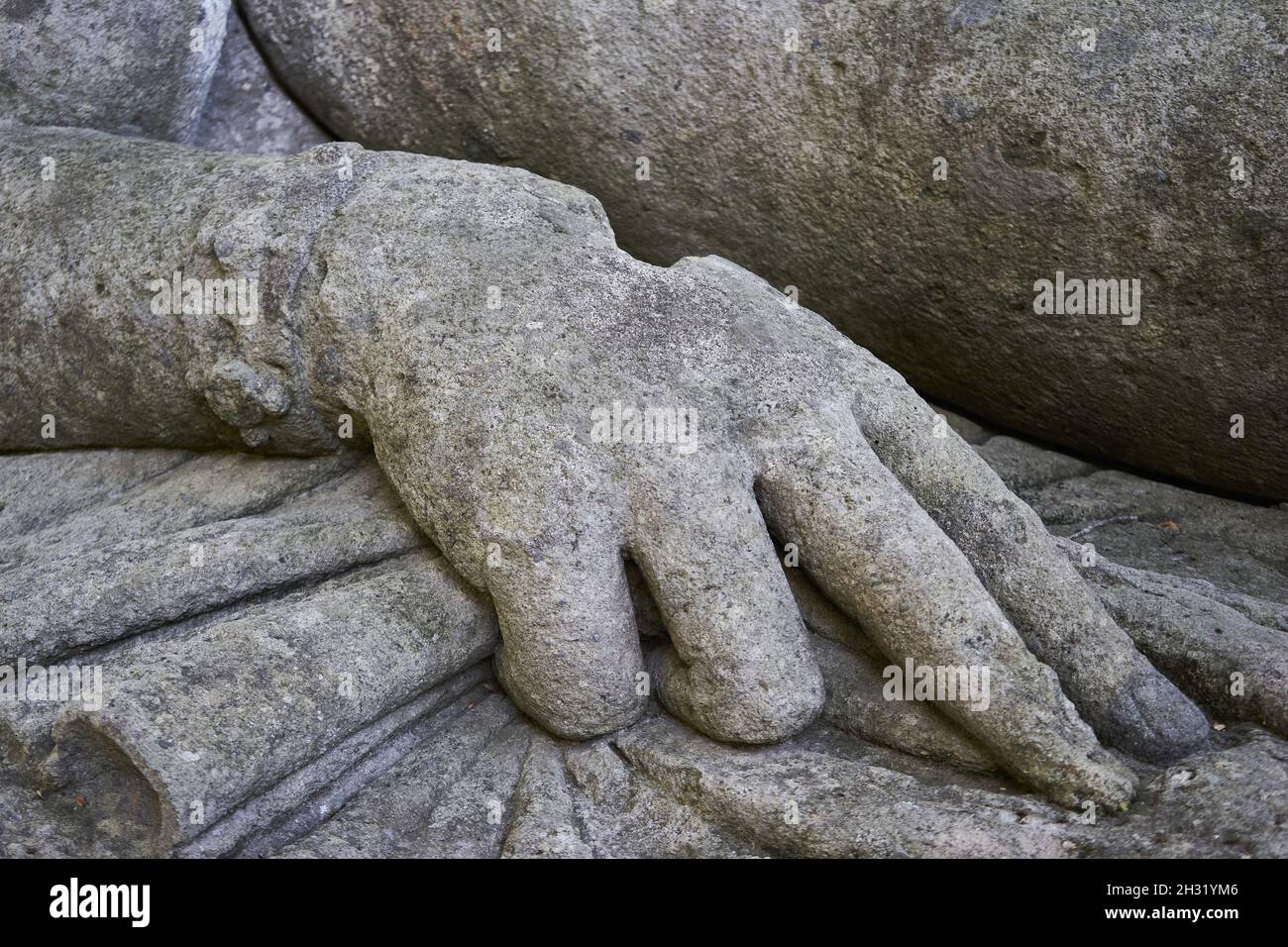 Statue einer schlafenden Frau, Hand als Detail, Sacro Bosco, Parco dei Mostri, Park der Ungeheuer, Bomarzo, Provinz Viterbo, Latium, Italien, Europa Stock Photo