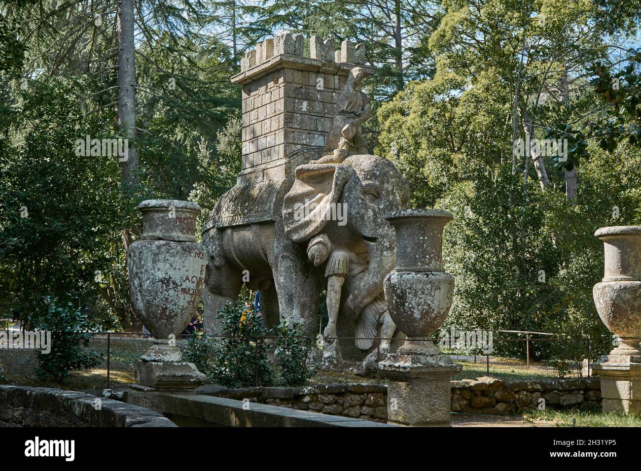 Elefant kämpft mit Soldat, Steinstatue im Sacro Bosco, Parco dei Mostri, Park der Ungeheuer, Bomarzo, Provinz Viterbo, Latium, Italien, Europa Stock Photo