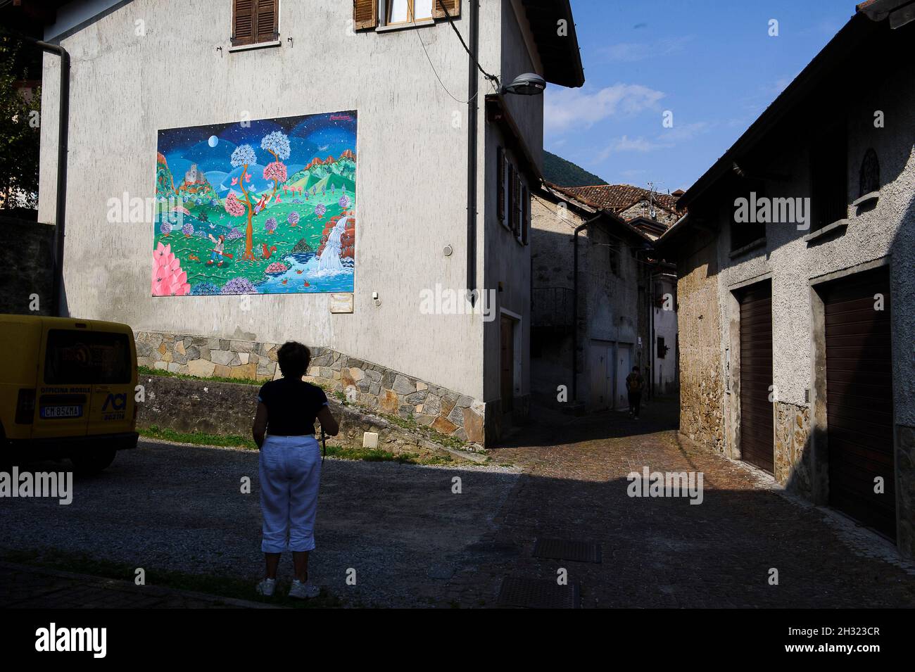 Europe, Italy, Lombardy, province of Lecco. Parlasco, a painted village of the History of Lasco outlaw of Valsassina. 14 artists created the murals in Stock Photo