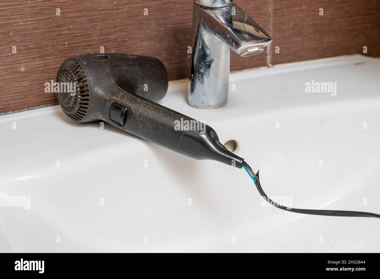Hairdryer bath danger hires stock photography and images Alamy