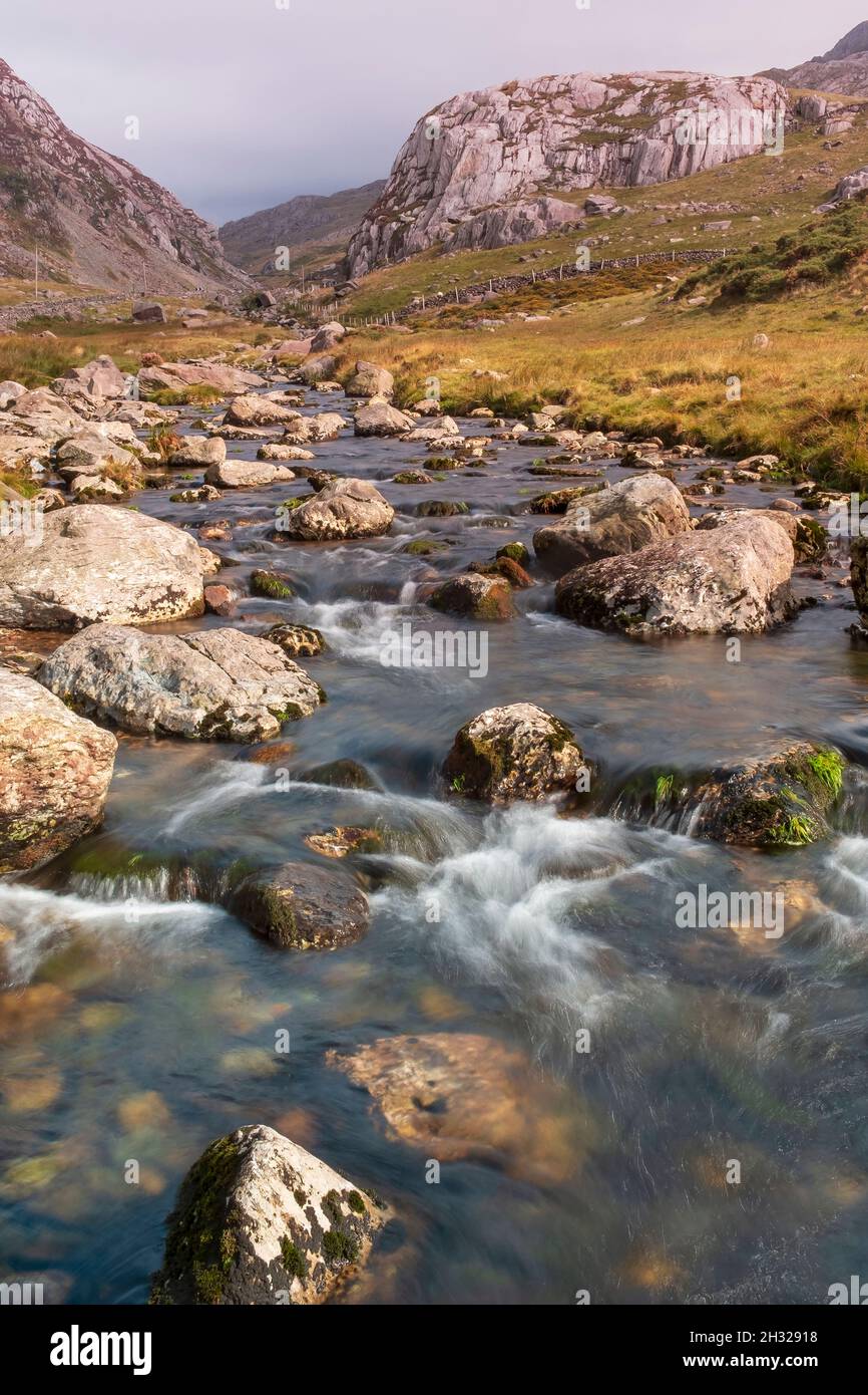The River Dee (Welsh: Afon Dyfrdwy) is a river in the United Kingdom. It flows through parts of both Wales and England, forming part of the border bet Stock Photo