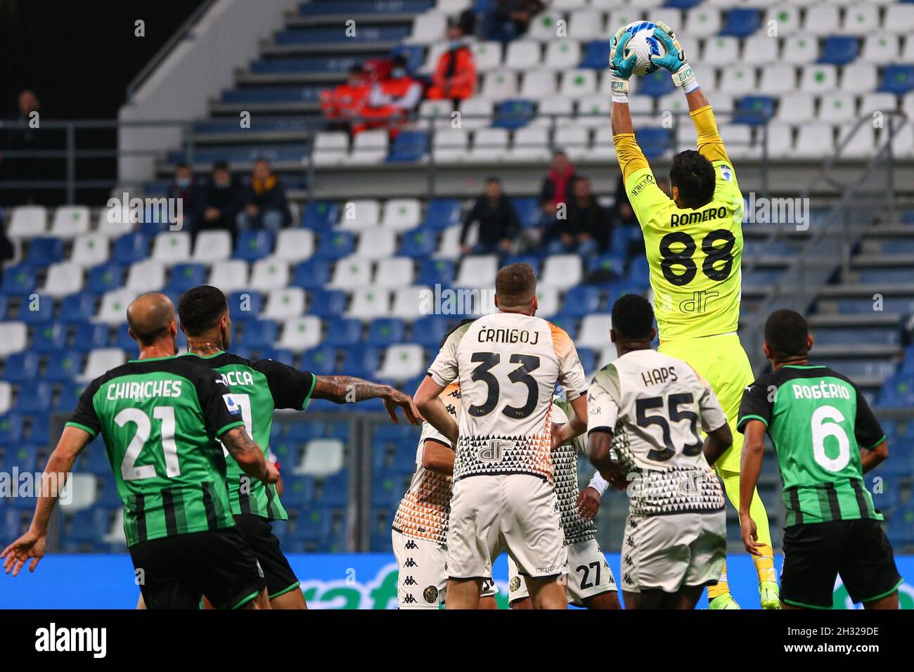 MAPEI Stadium, Reggio Emilia, Italy, October 23, 2021, Sergio Romero  (Venezia FC) in action on a corner kick during US Sassuolo vs Venezia FC -  Ital Stock Photo - Alamy