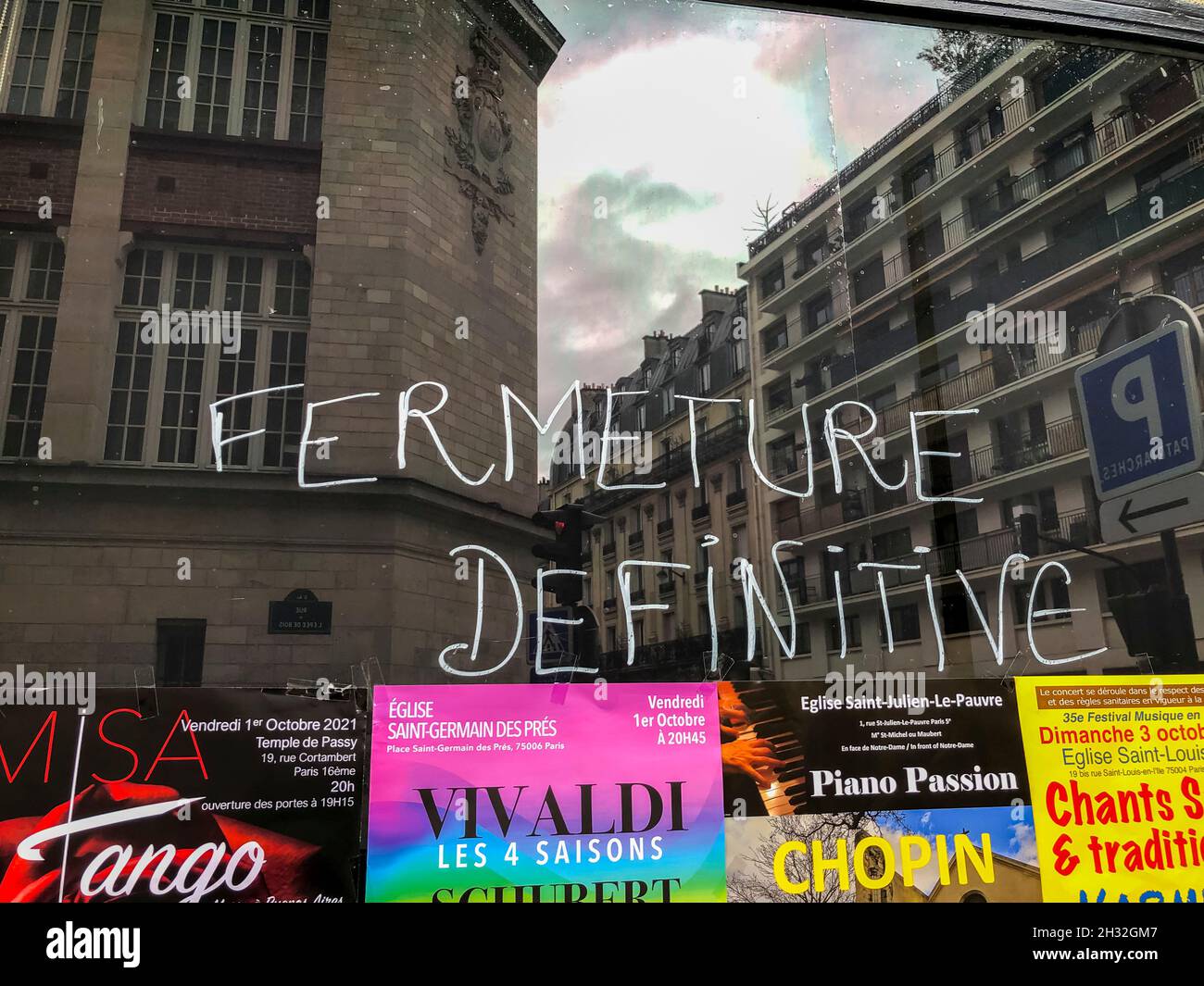 Closed windows paris hi-res stock photography and images - Alamy