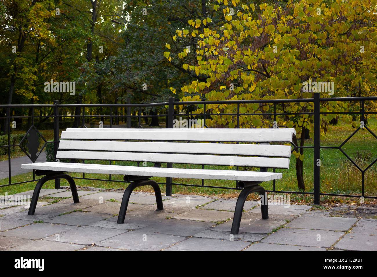 Beautiful park scene bench hi-res stock photography and images - Alamy