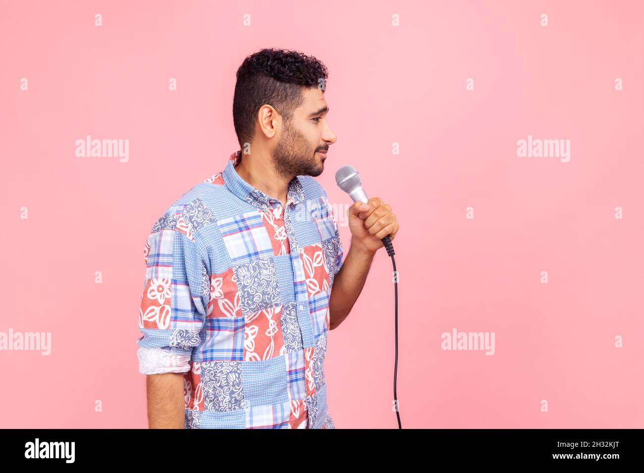 Arab journalist microphone hi-res stock photography and images - Alamy