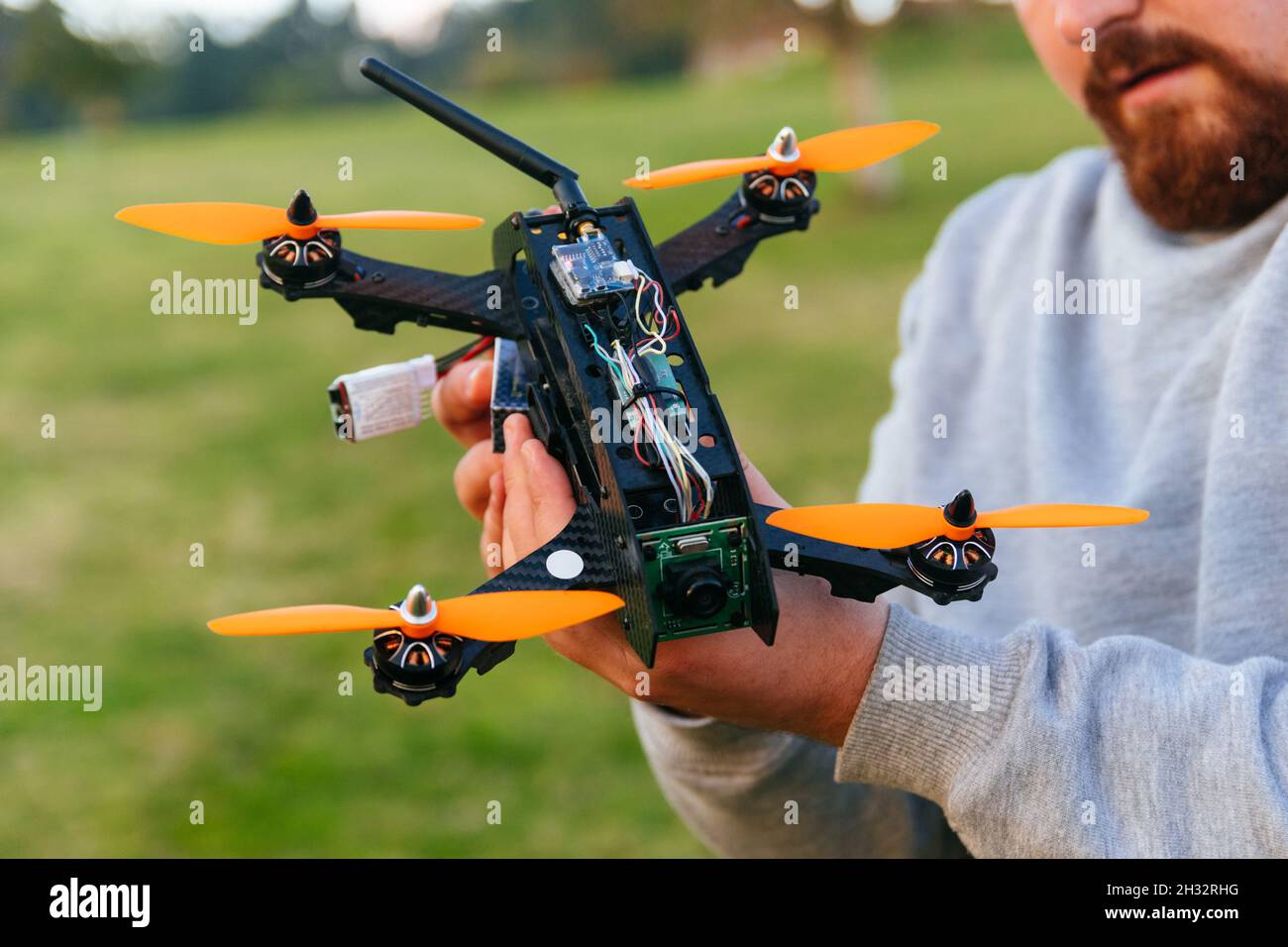 Arbitrage patroon Ontspannend Man holding a racing drone. FPV high-speed racing drone. Photographers go  to drone Stock Photo - Alamy