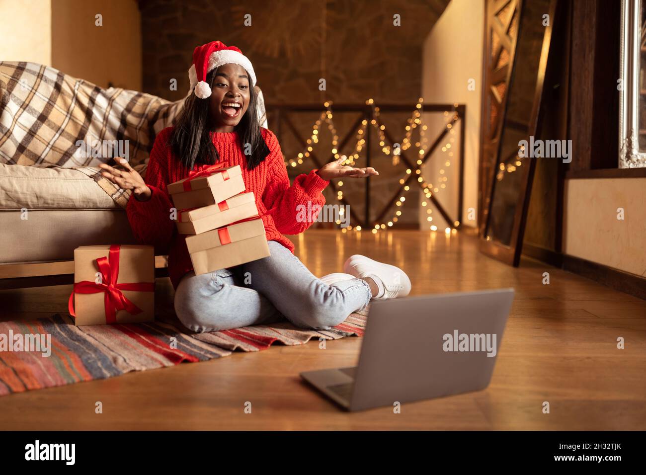 Female friends wearing santa hi-res stock photography and images - Alamy