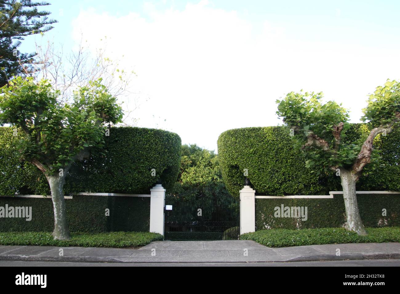 Sydney, Australia. 25th October 2021. American actress Julie Roberts will quarantine at a mansion at 25 Coolong Road, Vaucluse ahead of filming romantic comedy Ticket to Paradise in Queensland alongside George Clooney. Credit: Richard Milnes/Alamy Live News Stock Photo