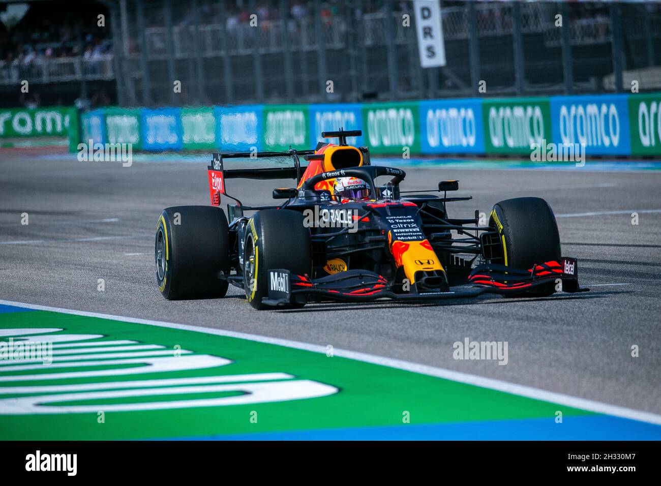 #33 Max Verstappen NED (Red Bull Racing Honda) drives during the race at the Formula Aramco United States Grand Prix 2021 at Circuit of the Americas in Austin TX on October 24, 2021 (Photo by Dave Clements/Sipa USA) Stock Photo