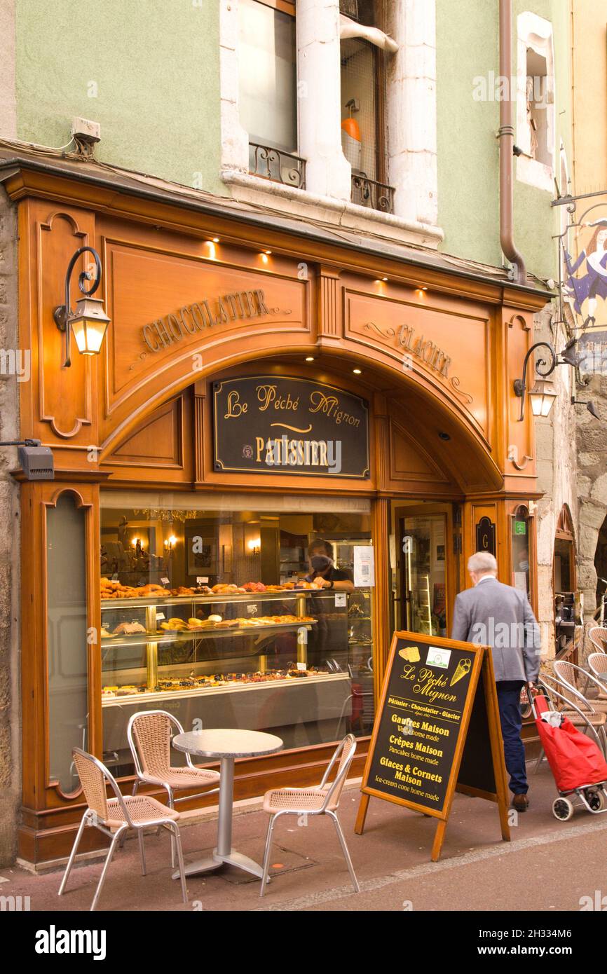 France, Auvergne-Rhône-Alpes, Haute-Savoie, Annecy, street scene, pastry shop, Stock Photo